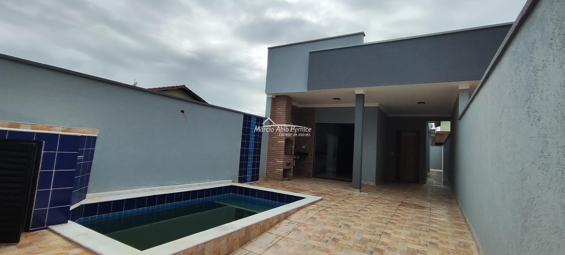 Casa nova com piscina