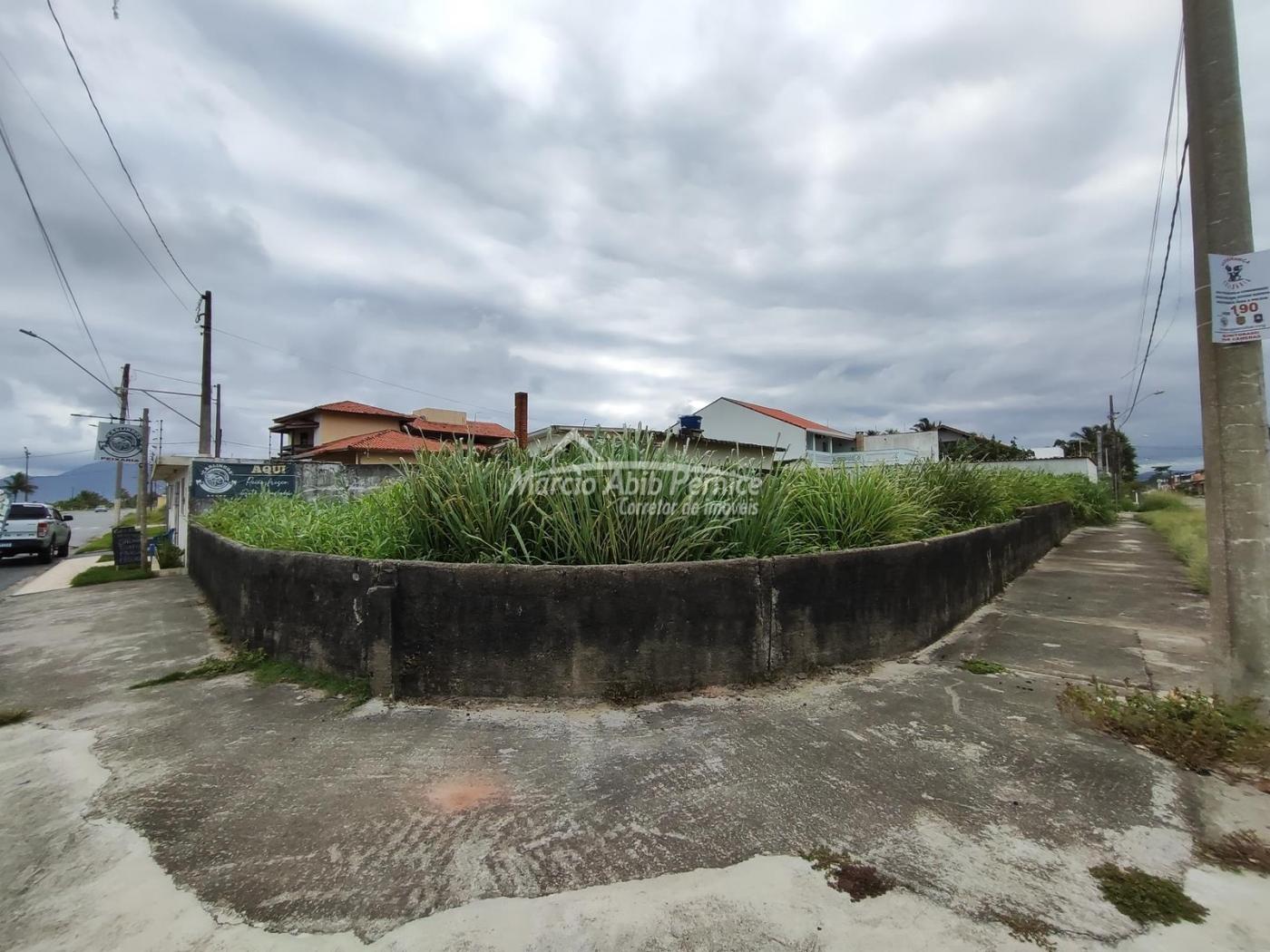 Terreno de frente para o Mar